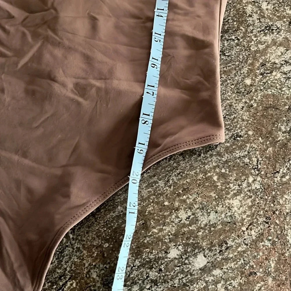 Babaton Aritzia Contour High Neck Short Sleeve Thong Bodysuit Brown Taupe Size S - Picture 6 of 11